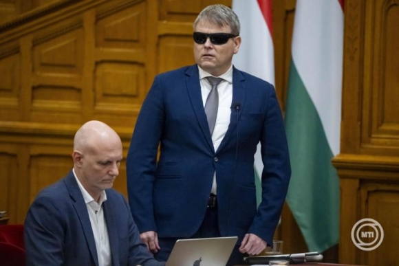 Kátai-Németh Vilmos szociális és családügyi miniszter interpellációra válaszol az Országgyűlés rendkívüli ülésén 2026. augusztus 27-én. (Fotó: MTI/Balogh Zoltán)