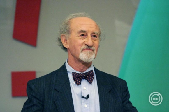 A felvétel Berend T. Ivánról egy előadáson készült a Mindentudás Egyetemén 2004. szeptember 6-án (MTI/Nándorfi Máté)