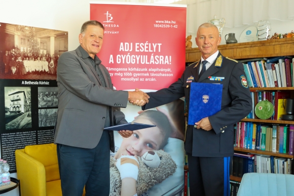 Dr. Mecser Tamás r. vezérőrnagy, országos rendőrfőkapitány és Dr. Velkey György János főigazgató
