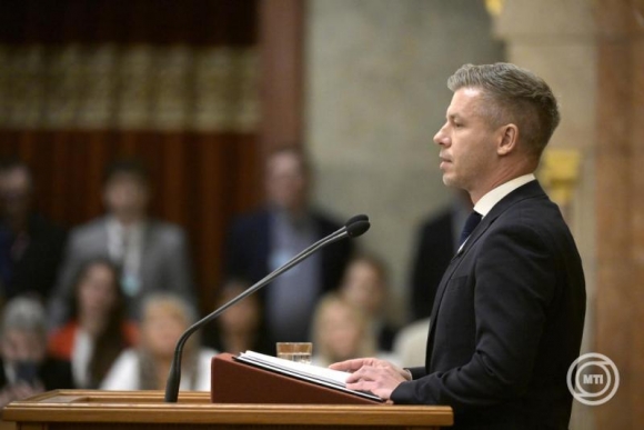 Magyar Péter miniszterelnök napirend előtt szólal fel az Országgyűlés plenáris ülésén 2026. október 19-én. (Fotó: MTI/Hegedüs Róbert)