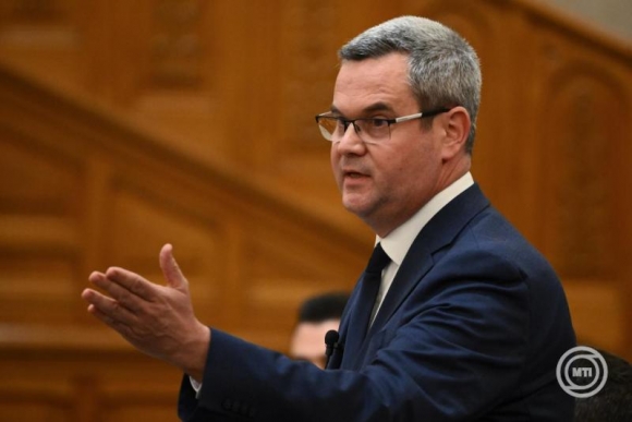Takács Péter, a Fidesz képviselője azonnali kérdést tesz fel az Országgyűlés plenáris ülésén. (Fotó: MTI/Bodnár Boglárka)