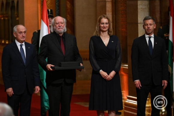 Krasznahorkai László Nobel-, Kossuth- és József Attila-díjas író (b2), miután átvette a Magyar Érdemrend nagykeresztje polgári tagozata kitüntetést Baka András köztársasági elnöktől (b), Magyar Péter miniszterelnöktől és Forsthoffer Ágnestől, az Országgyűlés elnökétől az október 23-i nemzeti ünnep alkalmából odaítélt állami elismerések és kitüntetések átadásán az Országház kupolacsarnokában 2026. október 21-én. MTI/Illyés Tibor