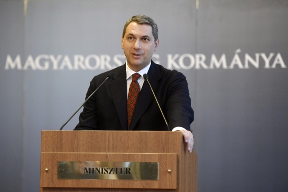Lázár János, a Miniszterelnökséget vezető miniszter szokásos heti sajtótájékoztatóját tartja az Országházban (MTI Fotó: Koszticsák Szilárd)