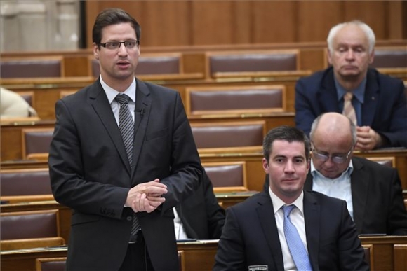 Gulyás Gergely, a Miniszterelnökséget vezető leendő miniszter, korábbi Fidesz-frakcióvezető (b) felszólal a Magyarország minisztériumainak felsorolásáról, valamint egyes kapcsolódó törvények módosításáról szóló összevont vitában az Országgyűlés plenáris ülésén az Országházban 2018. május 11-én. Mellette Kocsis Máté, a Fidesz új frakcióvezetője. MTI Fotó: Kovács Tamás