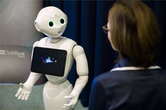 A Robotics Pepper nevű humanoid robot bemutatója az Ipar 4.0 Technológiai Központban a Budapesti Műszaki és Gazdaságtudományi Egyetemen 2018. szeptember 6-án. A 121 cm magas és 28 kilogramm súlyú Peppert a legkorszerűbb mesterséges intelligenciával és hangfelismerő technológiával látták el. Ezeknek és a több mint 12 beépített szenzornak köszönhetően a robot felismeri a különböző hangulatokat, arckifejezéseket és gesztusokat. MTI Fotó: Mohai Balázs