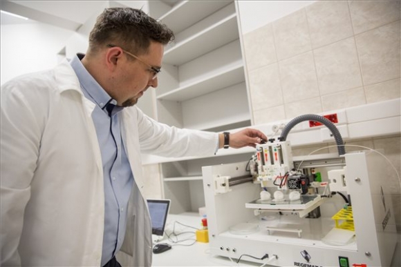 Bende Balázs egyetemi tanársegéd 3D-s nyomtatóval bőrszövetet készít a Szegedi Tudományegyetem új regeneratív medicina és celluláris farmakológiai kutatólaboratóriumában 2018. december 20-án. Korszerű sejtterápiás készítmények fejlesztésére alkalmas kutatólaboratóriumot alakítottak ki a Szegedi Tudományegyetemen (SZTE) 187 millió forintos uniós támogatással. MTI/Rosta Tibor