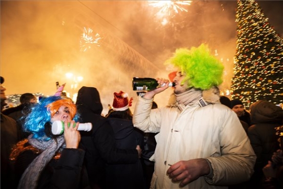Szilveszterezők a budapesti Vörösmarty téren 2019. január 1-jére virradó éjjel. MTI/Mónus Márton