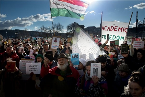 A Magyar Tudományos Akadémia (MTA) tervezett átalakítása ellen tüntetnek az Akadémiai Dolgozók Fóruma Élőlánc a tudományért címmel meghirdetett demonstrációjának résztvevői az MTA székháza előtt Budapesten 2019. február 12-én. MTI/Koszticsák Szilárd