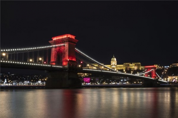 Az AIDS elleni világnap alkalmából vörös fénnyel kivilágított Lánchíd 2019. december 1-jén. A háttérben a Budavári Palota. MTI/Mónus Márton