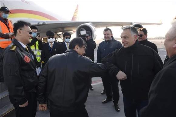 Orbán Viktor miniszterelnök üdvözli a Suparna Airlines Kínából érkezett repülőgépének személyzetét a Liszt Ferenc-repülőtéren 2020. március 24-én. A gép több mint 3 millió maszkot, 100 ezer koronavírus-tesztet és 86 lélegeztetőgépet hozott. MTI/Kovács Tamás