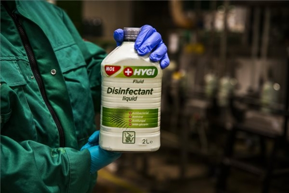 A MOL által 2020. március 25-én közreadott felvételen MOL Hygi fertőtlenítőszert tart a kezében egy dolgozó a cég almásfüzitői gyárában (MTI / MOL)