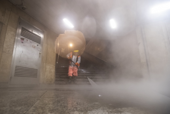 Vízsugárral takarít a Fővárosi Közterület-fenntartó (FKF) Zrt. munkatársa a koronavírus-járvány miatt az Astoria aluljáróban 2020. március 26-án (MTI/Mónus Márton)