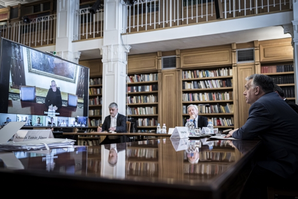 Orbán Viktor miniszterelnök a koronavírus-kutatócsoportok munkájáról tájékozódik videokonferencia keretében. MTI/Miniszterelnöki Sajtóiroda/Benko Vivien Cher