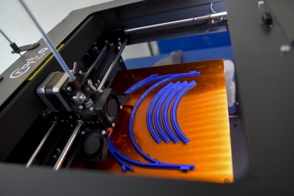 Arcvédő pajzsokat gyártó 3D nyomtató az Agóra Tudományos Élményközpontban, Debrecenben Fotó: MTI/Czeglédi Zsolt