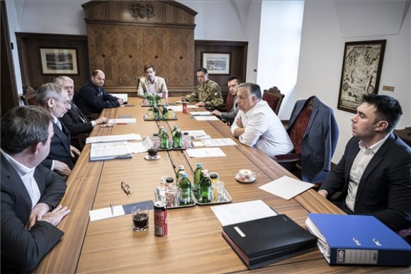 Orbán Viktor miniszterelnök (j2) az operatív törzs ülésén a Karmelita kolostorban 2020. május 16-án (MTI/Miniszterelnöki Sajtóiroda/Benko Vivien Cher)