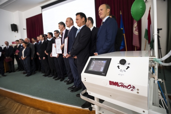 A BME-n kifejlesztett lélegeztetőgép fel tudja venni a versenyt a világpiacon elérhető készülékekkel. A készülékből naponta tízet gyártanak. Fotó: MTI/Mónus Márton