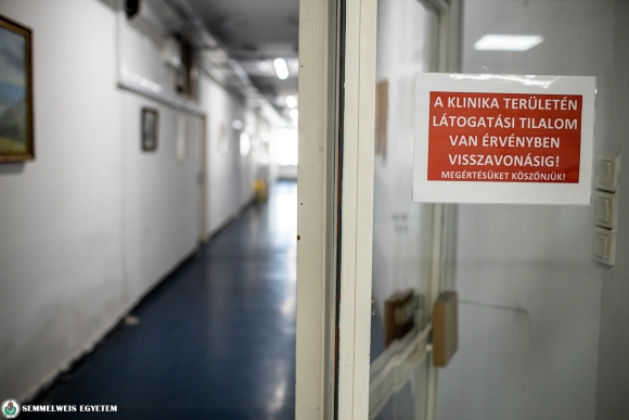 Látogatási tilalom a klinikákon (Fotó: Kovács Attila – Semmelweis Egyetem)