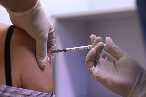 Megkapja a Pfizer-BioNTech vakcinából készült koronavírus elleni védőoltást egy dolgozó a Szent László Kórházban 2021. január 5-én. MTI/Kovács Tamás