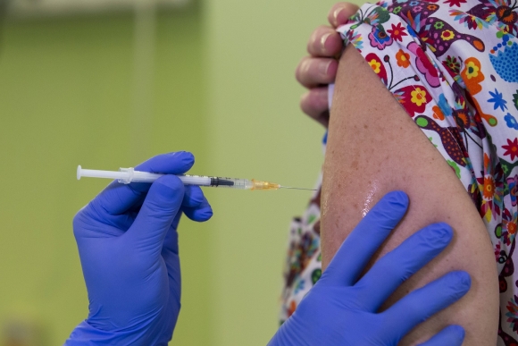 Megkapja egy dolgozó a Pfizer-BioNTech vakcinából készült koronavírus elleni védőoltást a Zala Megyei Szent Rafael Kórházban 2021. január 5-én. MTI/Varga György