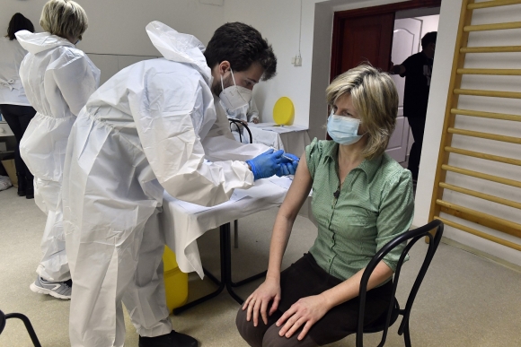 Beoltanak egy dolgozót a Pfizer-BioNTech koronavírus ellen kifejlesztett oltóanyagával a XV. kerületi Olajág Otthonban 2020. január 7-én. MTI/Máthé Zoltán