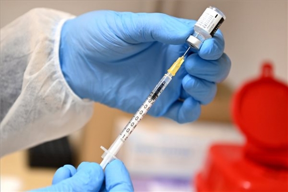 Megkezdték a Pfizer-BioNTech-vakcina második adagjának beadását (MTI/Illyés Tibor)