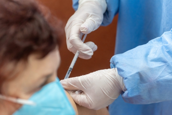 Egy idős nő megkapja a Pfizer-BioNTech koronavírus elleni vakcináját az oltóközponttá átalakított nagyenyedi sportcsarnokban 2021. január 21-én. MTI/Kiss Gábor