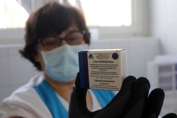 Kovács Zsuzsanna szakgyógyszerész mutatja a beérkezett orosz Szputnyik V koronavírus elleni vakcinát (hivatalos nevén Gam-COVID-Vac) a miskolci Borsod-Abaúj-Zemplén Megyei Központi Kórház és Egyetemi Oktatókórházban 2021. február 16-án. MTI/Vajda János