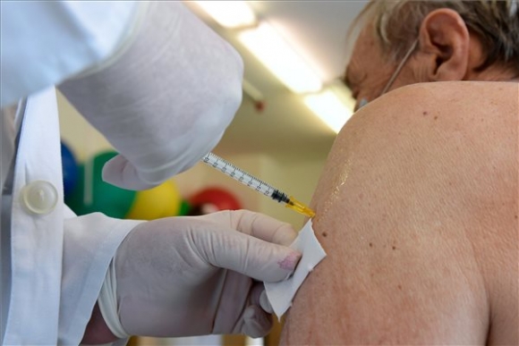Szépvölgyi Márta főnővér a Pfizer-BioNTech koronavírus elleni vakcinájával olt be egy idős férfit a Szent Margit Kórház oltópontján 2021. február 25-én (MTI/Koszticsák Szilárd)