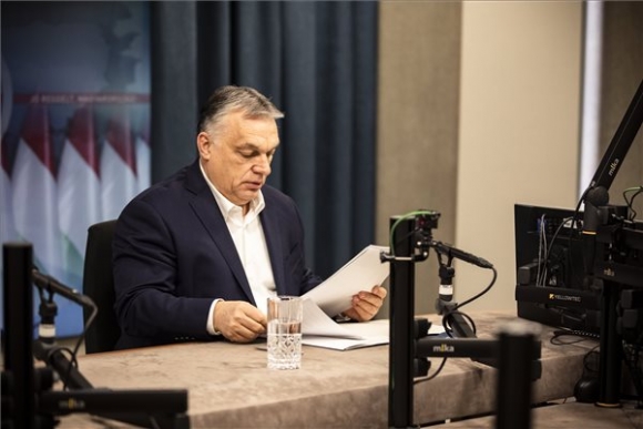 Orbán Viktor miniszterelnök interjút ad Nagy Katalin műsorvezetőnek a Jó reggelt, Magyarország! című műsorban a Kossuth Rádió stúdiójában 2021. február 26-án. MTI/Miniszterelnöki Sajtóiroda/Fischer Zoltán
