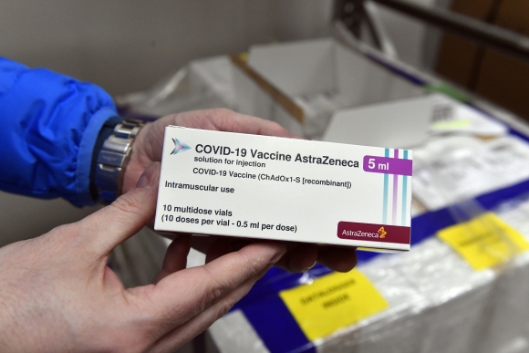 Egy doboz az oxfordi AstraZeneca újonnan érkezett koronavírus elleni oltóanyag-szállítmányából a Hungaropharma gyógyszer-nagykereskedelmi vállalat budapesti telephelyén 2021. március 4-én. MTI/Máthé Zoltán