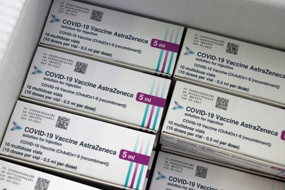 Újonnan érkezett AstraZeneca koronavírus elleni vakcinái Miskolcon, a Borsod-Abaúj-Zemplén Megyei Kormányhivatal Népegészségügyi Főosztályán 2021. március 2-án. Ezen a napon újabb AstraZeneca- és Moderna-vakcinaszállítmány érkezett a megyei kormányhivatalba. MTI/Vajda János