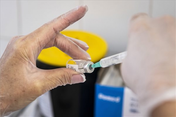 Az orosz fejlesztésű Szputnyik V koronavírus elleni vakcinát készítik elő az oltáshoz az Észak-Közép-budai Centrum, Új Szent János Kórház és Szakrendelő oltópontján 2021. március 6-án (MTI/Szigetváry Zsolt)