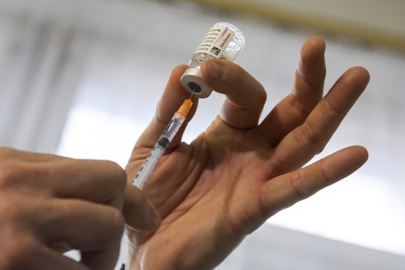 Zsákai Zsolt háziorvos az oxfordi AstraZeneca koronavírus elleni vakcináját készíti elő kaposvári rendelőjében 2021. március 18-án. MTI/Varga György