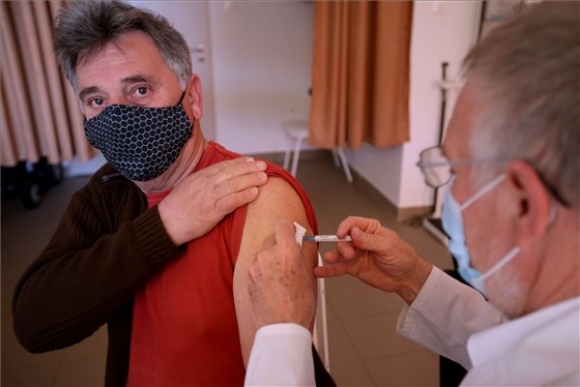 Muth Lajos orvos beoltja Jókai Gyulát az orosz Szputnyik V koronavírus elleni vakcina első adagjával a szekszárdi Tolna Megyei Balassa János Kórház oltópontján 2021. március 21-én (MTI/Kiss Dániel)