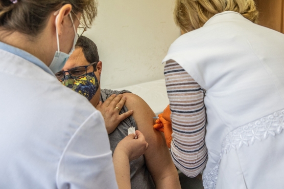 Judák Rita orvos (j) beolt egy pácienst az AstraZeneca koronavírus elleni vakcina első adagjával  a Vasútegészségügyi Szolgáltató Nonprofit Kiemelten Közhasznú Kft. oltópontján Szegeden 2021. március 31-én. MTI/Rosta Tibor
