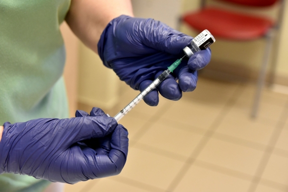 A Pfizer-BioNTech koronavírus elleni vakcinát készítik elő oltáshoz a Somogy Megyei Kaposi Mór Oktató Kórház oltópontján 2021. március 28-án. MTI/Varga György