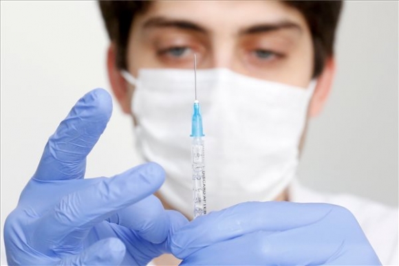 Bogdán László medikus oltáshoz készíti elő a Szputnyik V koronavírus elleni vakcinát a Somogy Megyei Kaposi Mór Oktató Kórházban 2021. április 21-én (MTI/Varga György)