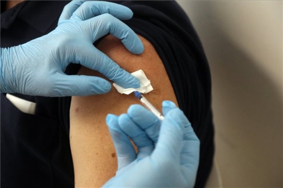 Egy férfit beoltanak az orosz Szputnyik V koronavírus elleni vakcina második adagjával Miskolcon, a Borsod-Abaúj-Zemplén Megyei Központi Kórház és Egyetemi Oktatókórházban kialakított oltóponton 2021. április 21-én (MTI/Vajda János)