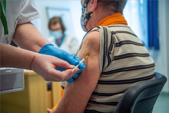 Egy nő megkapja a német-amerikai fejlesztésű Pfizer-BioNTech koronavírus elleni oltóanyag, a Comirnaty-vakcina második adagját a budapesti Szent Imre Egyetemi Oktatókórházban 2021. május 3-án (MTI/Balogh Zoltán)