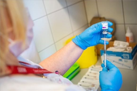Oltáshoz készítik elő az AstraZeneca brit-svéd gyógyszergyár és az Oxfordi Egyetem közös fejlesztésű, koronavírus elleni vakcináját a budapesti Szent Imre Egyetemi Oktatókórházban 2021. május 4-én (MTI/Balogh Zoltán)