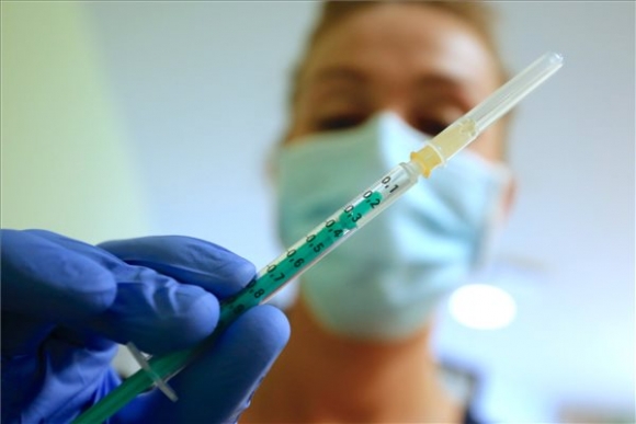  Ragán Viktória nővér előkészíti a német-amerikai fejlesztésű Pfizer-BioNTech koronavírus elleni oltóanyagát, a Comirnaty-vakcinát a Zala Megyei Szent Rafael Kórházban 2021. május 7-én (MTI/Varga György)