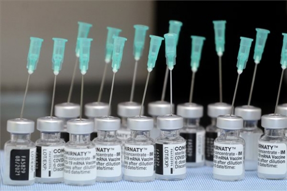 A német-amerikai fejlesztésű Pfizer-BioNTech koronavírus elleni oltóanyagok, Comirnaty-vakcinák a Borsod-Abaúj-Zemplén Megyei Központi Kórház és Egyetemi Oktatókórházban kialakított oltóponton 2021. május 15-én (MTI/Vajda János)