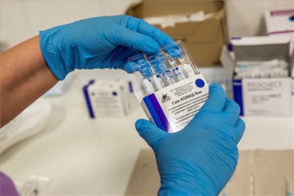 Fekete Beáta asszisztens előkészíti az első oltáshoz használatos, orosz fejlesztésű Szputnyik V koronavírus elleni vakcinákat Békéscsabán, a Réthy Pál kórház oltópontján 2021. május 15-én (MTI/Rosta Tibor)