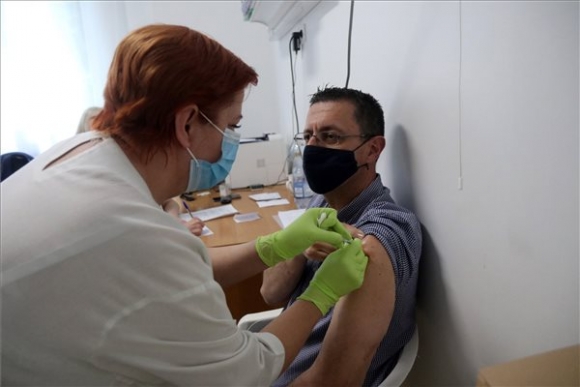 Gyurcsóné Matyi Zsuzsanna ápolónő beolt egy férfit a német-amerikai fejlesztésű Pfizer-BioNTech koronavírus elleni oltóanyag, a Comirnaty-vakcina első adagjával  a miskolci Borsod-Abaúj-Zemplén Megyei Központi Kórház és Egyetemi Oktatókórházban kialakított oltóponton 2021. május 17-én (MTI/Vajda János)