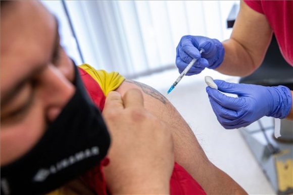Egy férfit beoltanak a német-amerikai fejlesztésű Pfizer-BioNTech koronavírus elleni oltóanyag, a Comirnaty-vakcina második adagjával a Békés Megyei Központi Kórház, Dr. Réthy Pál Tagkórház egyik oltópontján Békéscsabán 2021. június 4-én (MTI/Rosta Tibor)