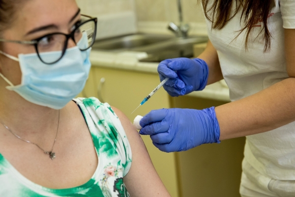Egy nőt beoltanak a német-amerikai fejlesztésű Pfizer-BioNTech koronavírus elleni oltóanyag, a Comirnaty-vakcina második adagjával a békéscsabai Réthy Pál kórházban 2021. július 8-án. MTI/Rosta Tibor