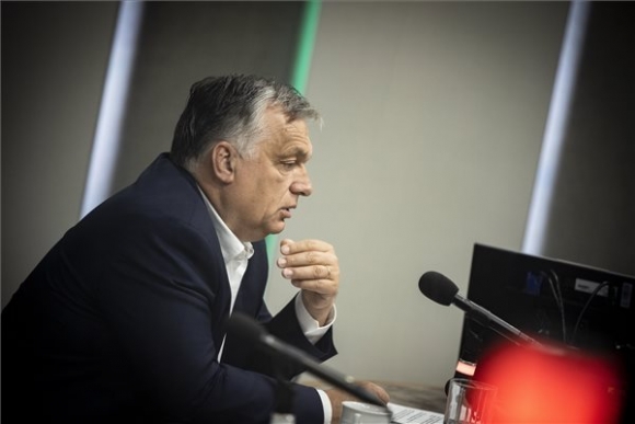 A Miniszterelnöki Sajtóiroda által közreadott képen Orbán Viktor kormányfő interjút ad a Jó reggelt, Magyarország! című műsorban a Kossuth rádió stúdiójában 2021. július 16-án. MTI/Miniszterelnöki Sajtóiroda/Fischer Zoltán