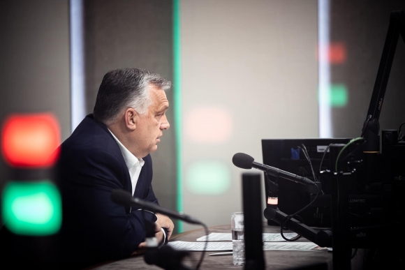 Orbán Viktor miniszterelnök pénteken a Kossuth Rádió Jó reggelt, Magyarország! című műsorában (forrás: Orbán Viktor hivatalos Facebook-oldala)