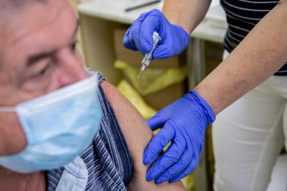 Földi Anikó főnővér beolt egy férfit a kínai Sinopharm koronavírus elleni vakcina első adagjával a békéscsabai Réthy Pál kórházban 2021. július 22-én. MTI/Rosta Tibor