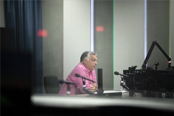 A Miniszterelnöki Sajtóiroda által közreadott képen Orbán Viktor miniszterelnök a Kossuth Rádió Vasárnapi újság című műsorában, a Kossuth Rádió stúdiójában Budapesten 2021. augusztus 22-én (MTI/Miniszterelnöki Sajtóiroda/Benko Vivien Cher)